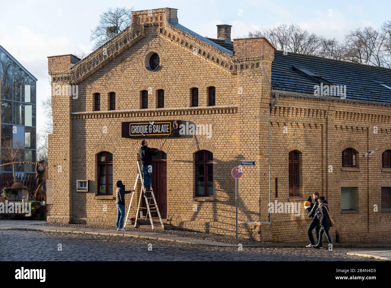 Deutschland, Mecklenburg-Vorpommern, Stralsund, Blick auf das Restaurant Croque & Salate, Schild für die Hausreinigungsfirma, Stockfoto