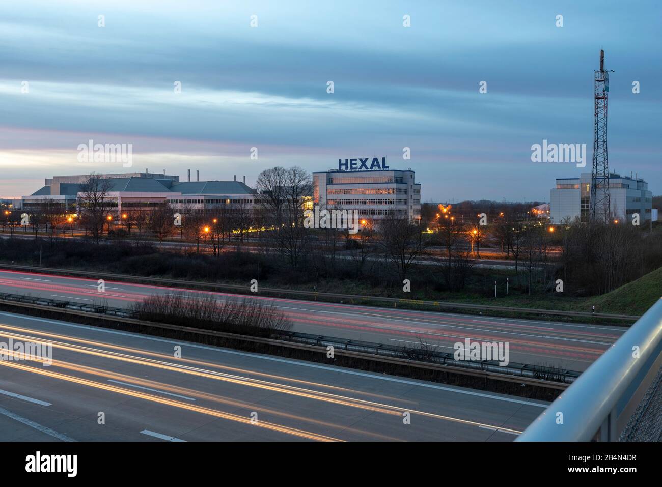 Deutschland, Sachsen-Anhalt, Barleben, Blick auf das Pharmawerk der Salutas Pharma GmbH auf der Autobahn 2 bei Magdeburg. Salutas ist eine Tochtergesellschaft der Hexal AG. Stockfoto