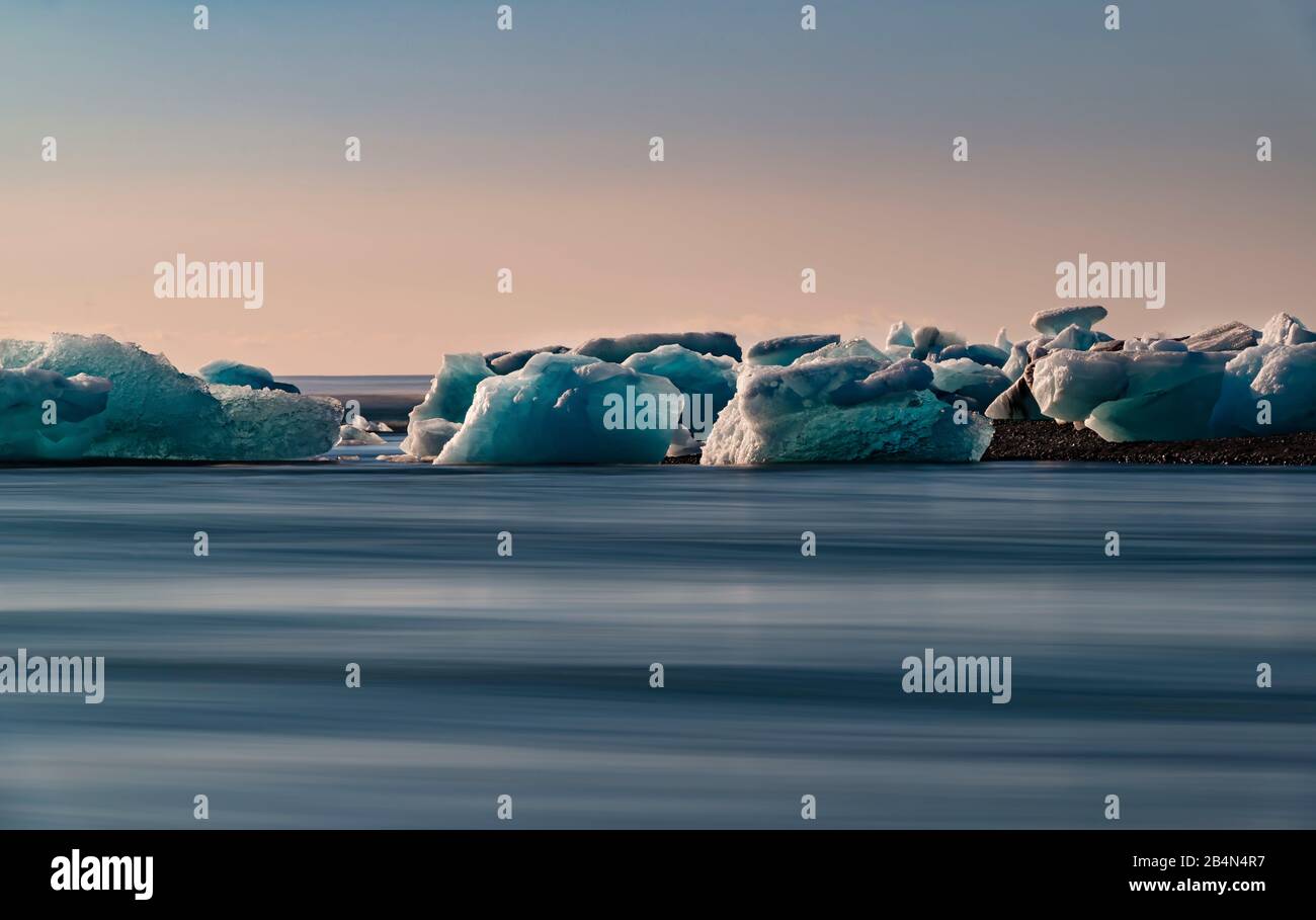 Island, Eisschollen im Atlantik am See Jökulsárlón Stockfoto