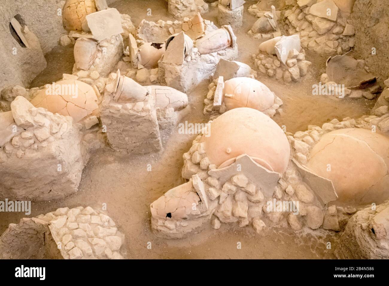 Replika archäologische Ausgrabungsstätte, Museo archeologico regionale eoliano, Archäologisches Museum der Äolischen Inseln, Luigi Bernabò Brea, Lipari, Äolische Inseln, Äolische Inseln, Tyrrhenisches Meer, Süditalien, Europa, Sizilien, Italien Stockfoto