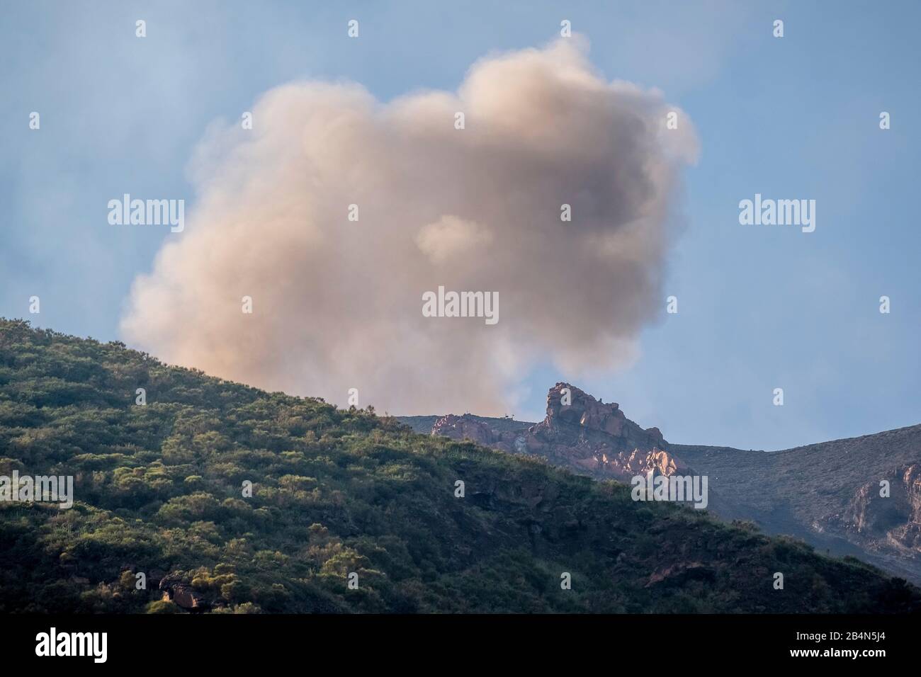 Rauchwolke aus Stromboli, Lipari, Äolischen Inseln, Äolischen Inseln, Tyrrhenischem Meer, Süditalien, Europa, Sizilien, Italien Stockfoto