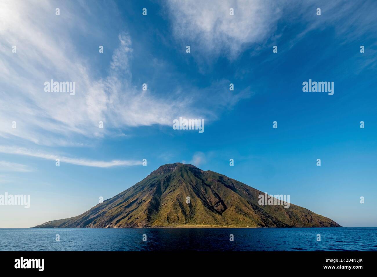 Vulkan Stromboli mit Wolkenbildung, Ginostra, Äolische Inseln, Äolische Inseln, Tyrrhenisches Meer, Süditalien, Europa, Sizilien, Italien Stockfoto