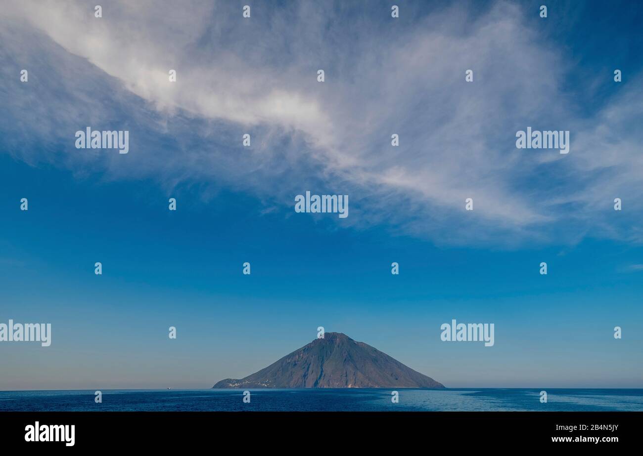 Stromboli-Vulkan mit Wolkenbildung, Eiswolken, Federwolken, Lipari, Äolischen Inseln, Äolischen Inseln, Tyrrhenisches Meer, Süditalien, Europa, Sizilien, Italien Stockfoto