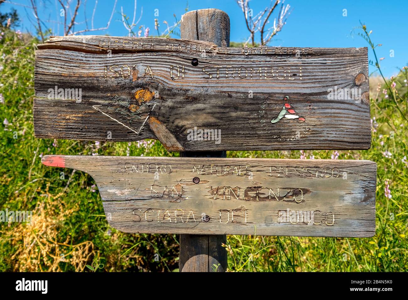 Informationstafel am Wanderweg, Stromboli, Stromboli, Äolische Inseln, Äolische Inseln, Tyrrhenisches Meer, Süditalien, Europa, Sizilien, Italien Stockfoto