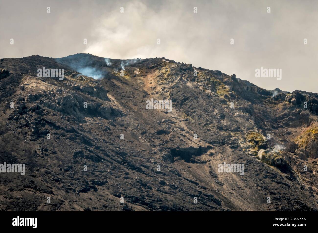Der Vulkan Stromboli mit Rauchwolke, Lipari, Äolische Inseln, Äolische Inseln, Tyrrhenisches Meer, Süditalien, Europa, Sizilien, Italien Stockfoto