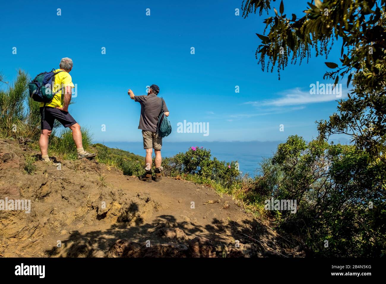 Wanderer auf Stromboli mit Meerblick, Stromboli, Äolische Inseln, Äolische Inseln, Tyrrhenisches Meer, Süditalien, Europa, Sizilien, Italien Stockfoto