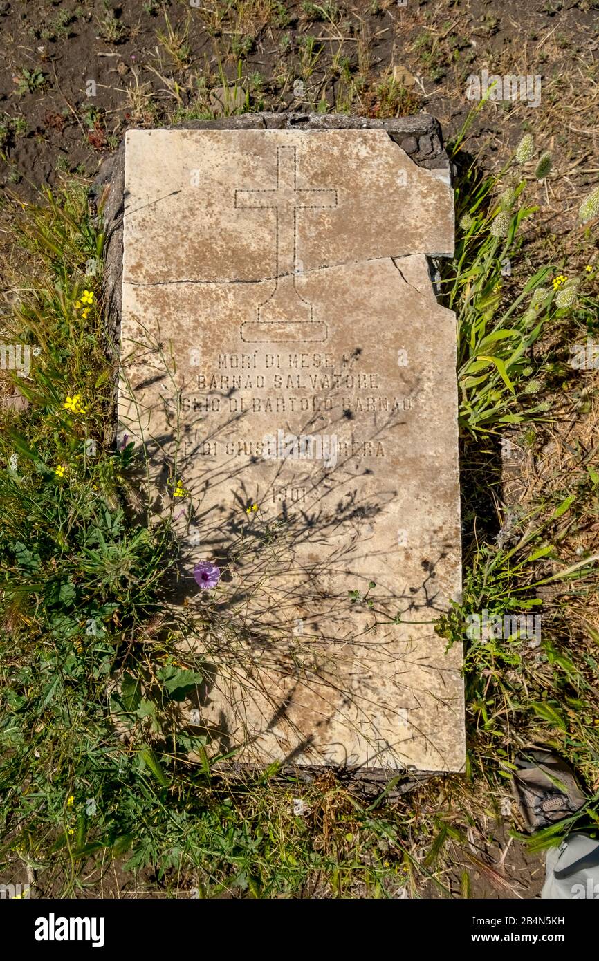 Alte Steingräber, Steingruft auf dem Weg zum Gipfel von Stromboli, Naturschutzgebiet, Wanderung Stromboli, Alter Friedhof, Stromboli, Äolische Inseln, Äolische Inseln, Tyrrhenisches Meer, Süditalien, Europa, Sizilien, Italien Stockfoto