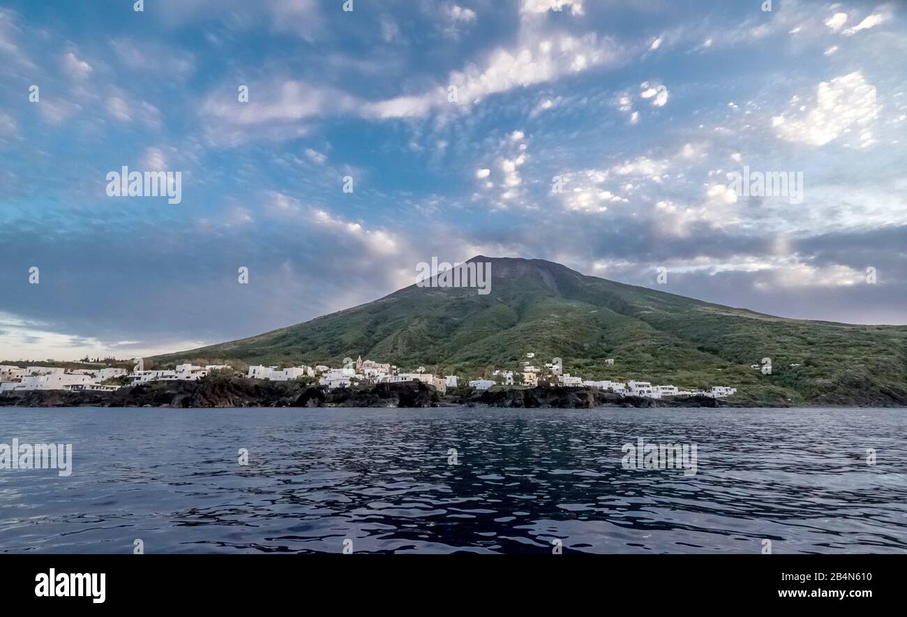 Stromboli mit Blick auf den Vulkan, Lipari, Äolische Inseln, Äolische Inseln, Tyrrhenisches Meer, Süditalien, Europa, Sizilien, Italien Stockfoto