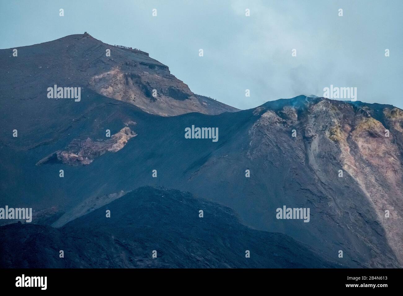 Wanderung zum Gipfel, Vulkan Stromboli mit Tauchwolke, Lipari, Äolische Inseln, Äolische Inseln, Tyrrhenisches Meer, Süditalien, Europa, Sizilien, Italien Stockfoto