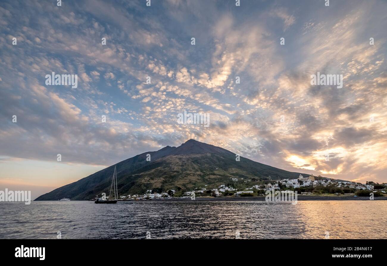 Blick auf Stromboli mit Blick auf den Vulkan Stromboli, den schwarzen Strand, Lipari, die Äolischen Inseln, die Äolischen Inseln, das Tyrrhenische Meer, Süditalien, Europa, Sizilien, Italien Stockfoto