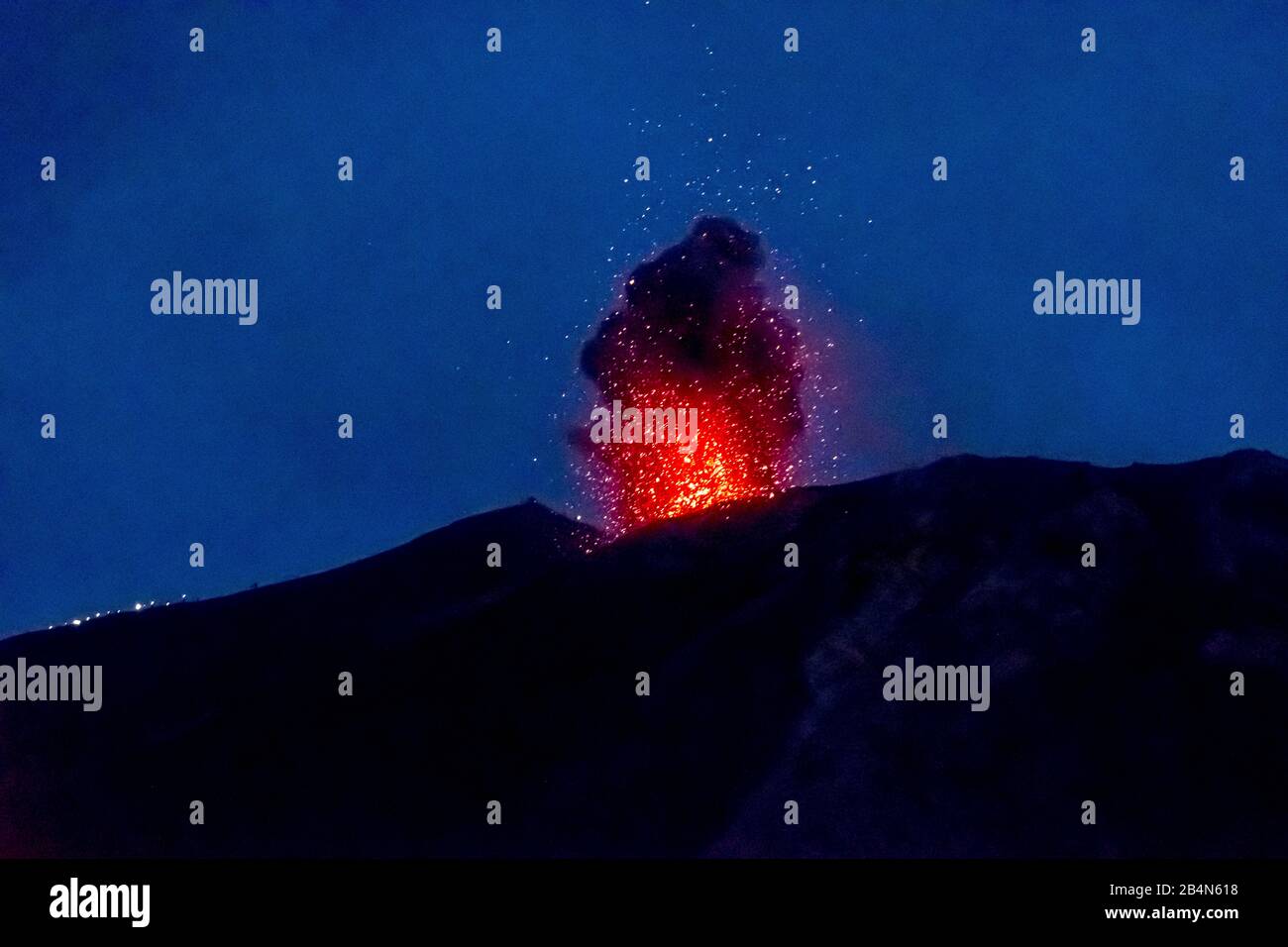 Nachtszene des Feuers und der Rauchwolke des Vulkans Stromboli, Eruption, Lipari, Äolische Inseln, Äolische Inseln, Tyrrhenisches Meer, Süditalien, Europa, Sizilien, Italien Stockfoto