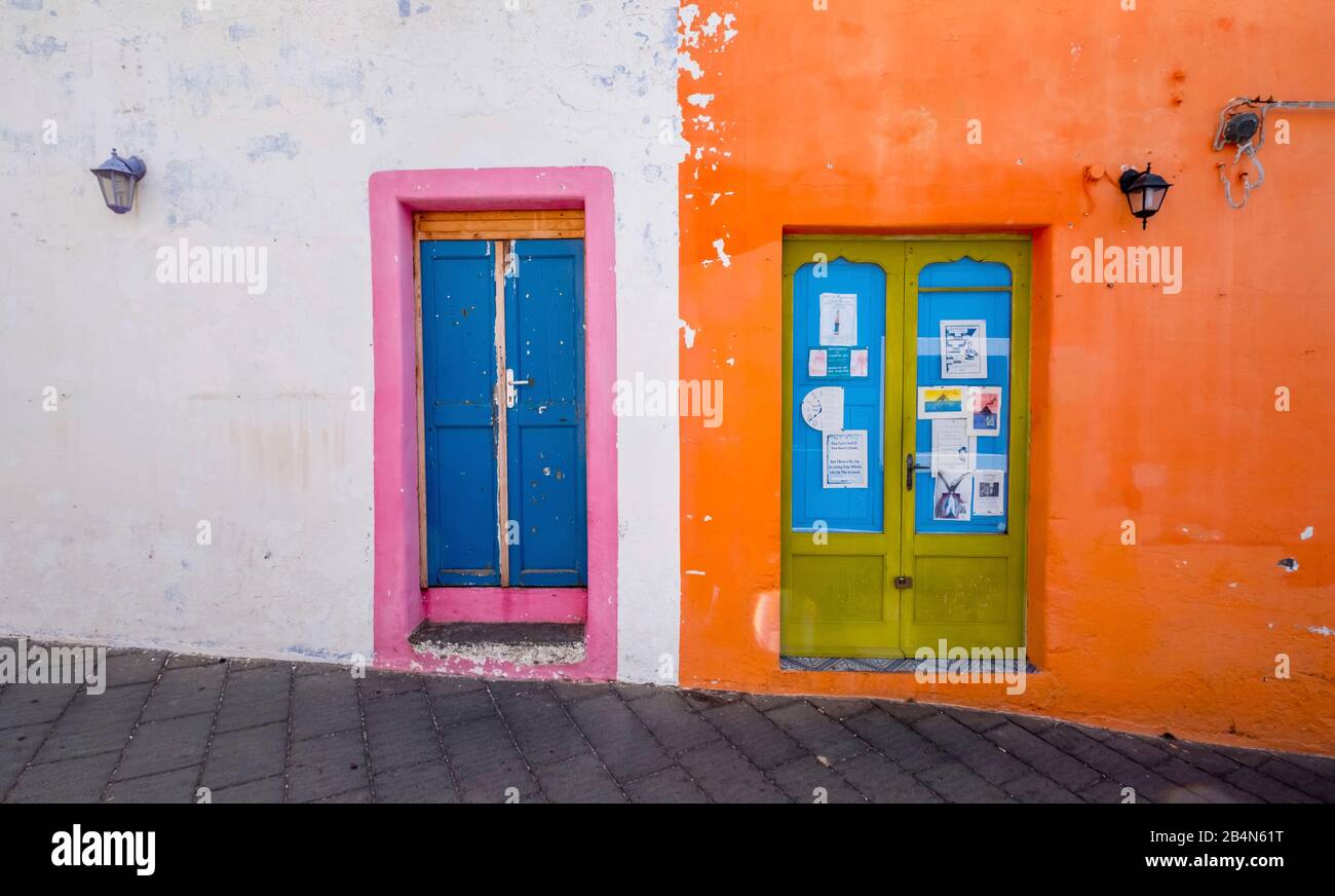 Rosa-rosa Eingangstür und orangefarbene Hauswand, Stromboli, Äolische Inseln, Äolische Inseln, Tyrrhenisches Meer, Süditalien, Europa, Sizilien, Italien Stockfoto