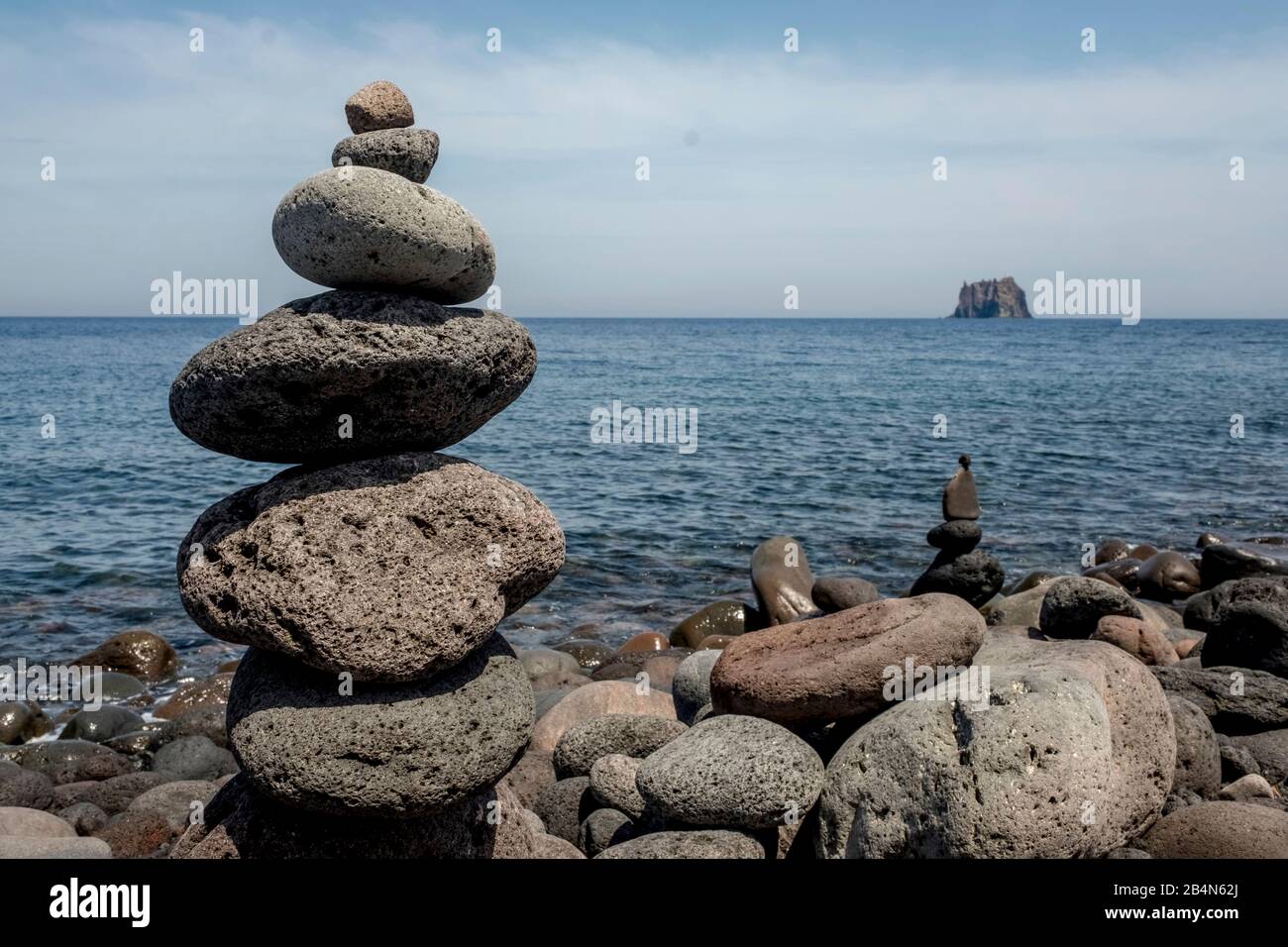 Steinformation am Strand von Ficogrande, Stromboli, Äolischen Inseln, Äolischen Inseln, Tyrrhenischem Meer, Süditalien, Europa, Sizilien, Italien Stockfoto