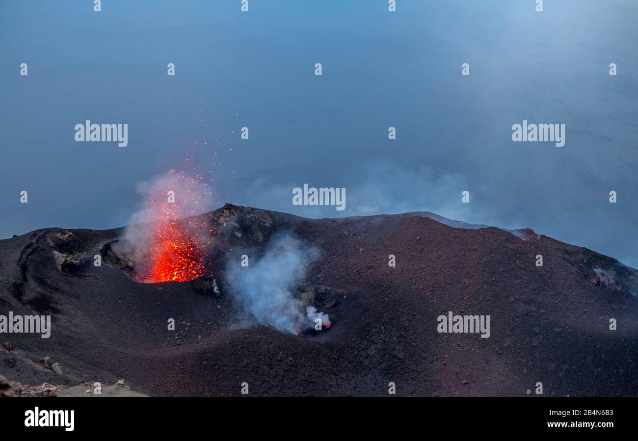 Krater mit Rauchwolke und Feuer des Vulkans Stromboli, Lipari, Äolische Inseln, Äolische Inseln, Tyrrhenisches Meer, Süditalien, Europa, Sizilien, Italien Stockfoto