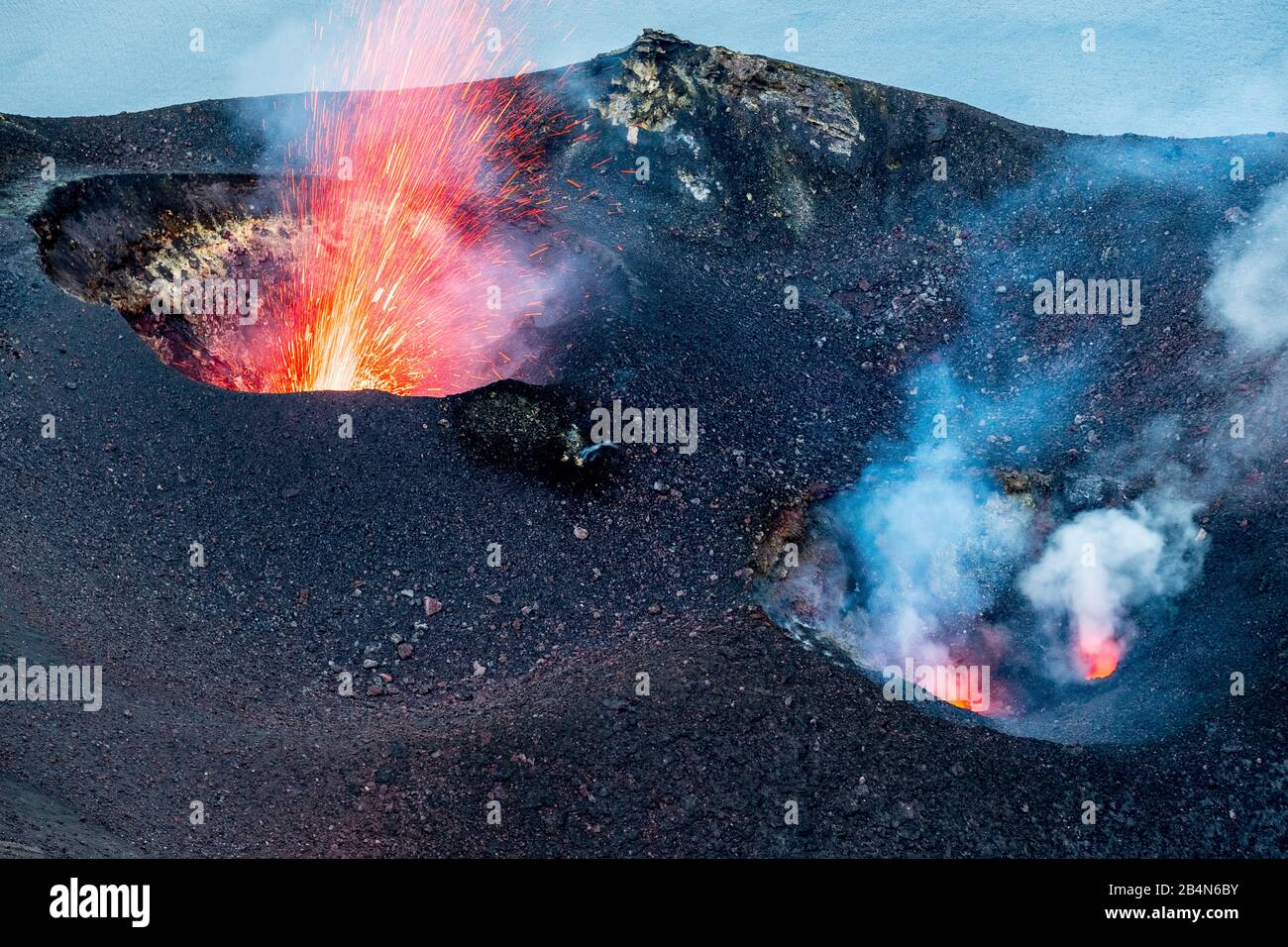 Krater mit Rauchwolke und Feuer des Vulkans Stromboli, Lipari, Äolische Inseln, Äolische Inseln, Tyrrhenisches Meer, Süditalien, Europa, Sizilien, Italien Stockfoto