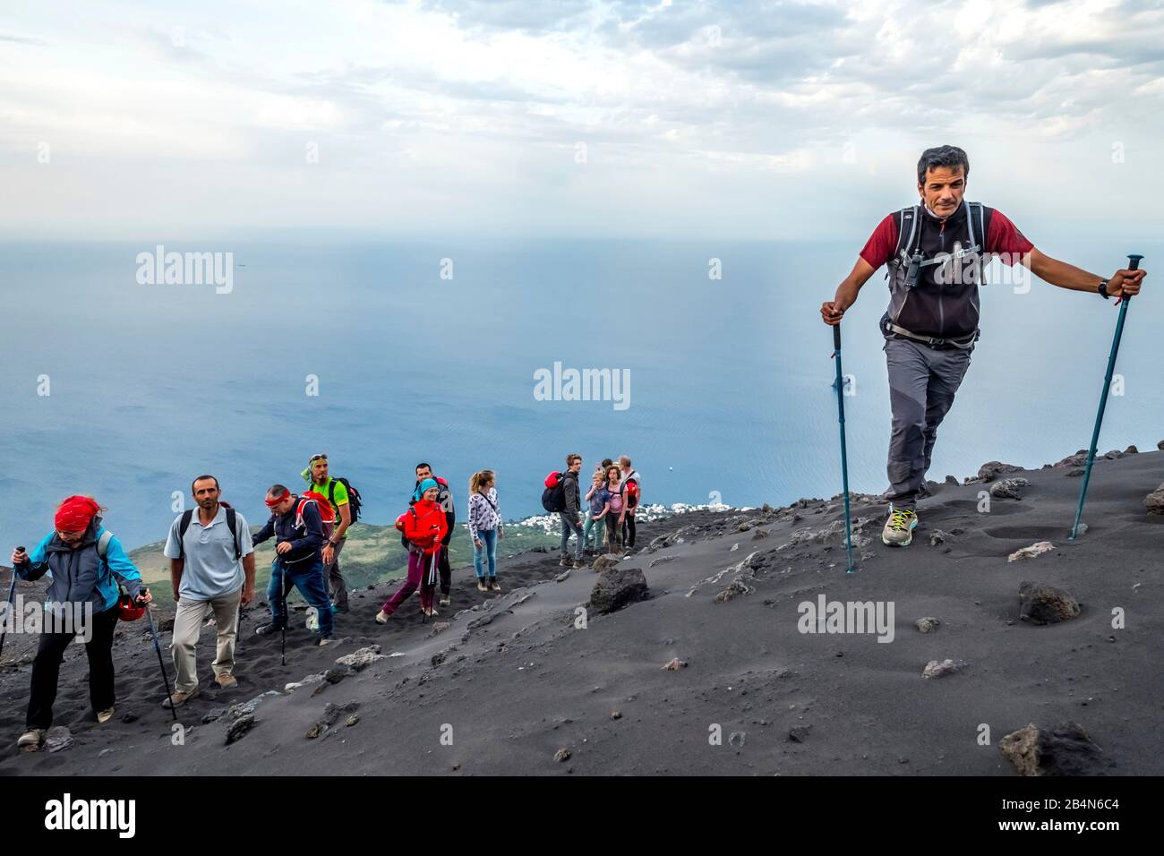 Bergführer, Wanderung auf Stromboli, Äolischen Inseln, Äolischen Inseln, Tyrrhenischem Meer, Süditalien, Europa, Sizilien, Italien Stockfoto