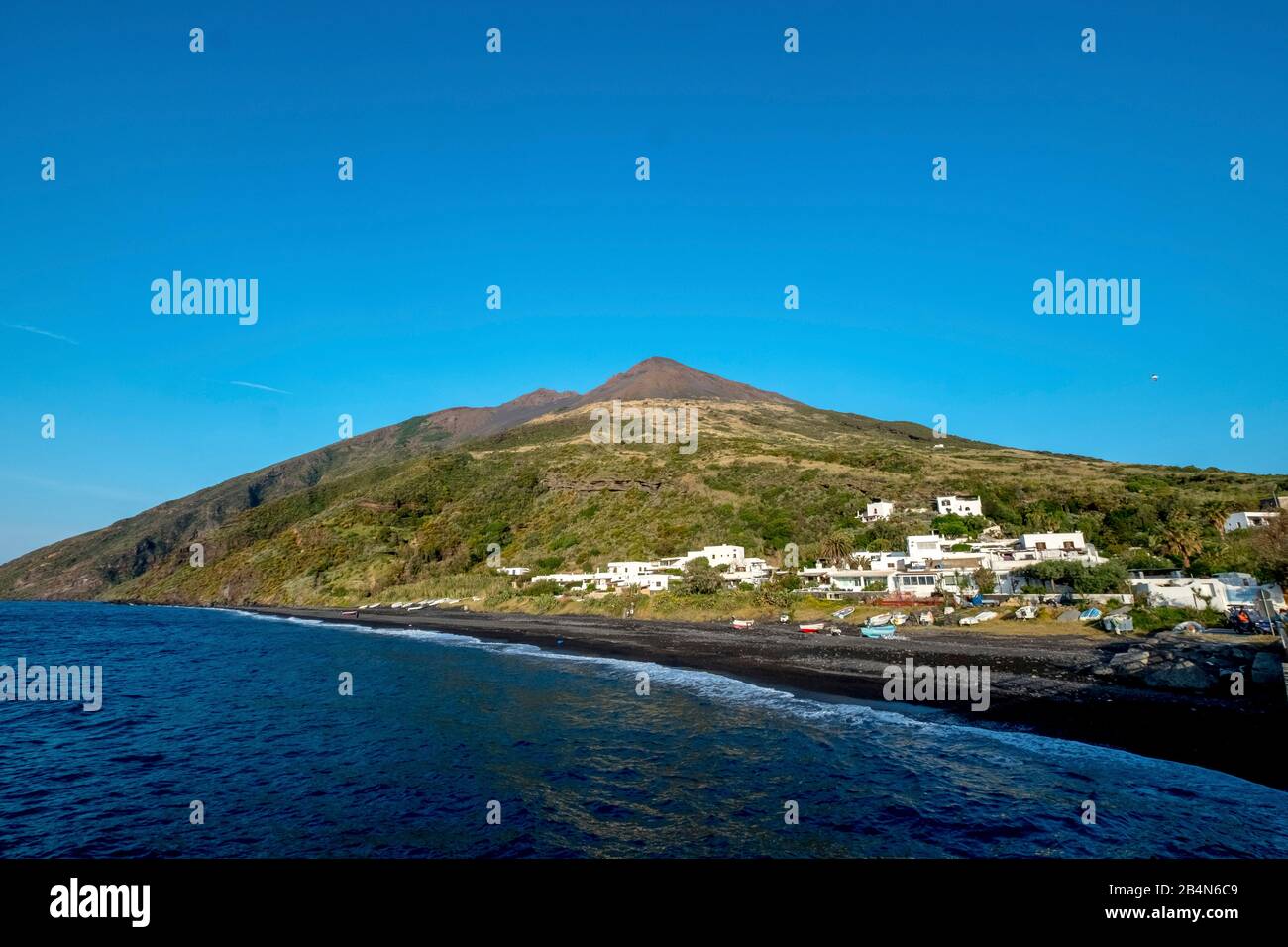 Blick von Stromboli auf den Vulkan Stromboli, Stromboli, Äolische Inseln, Äolische Inseln, Tyrrhenisches Meer, Süditalien, Europa, Sizilien, Italien Stockfoto