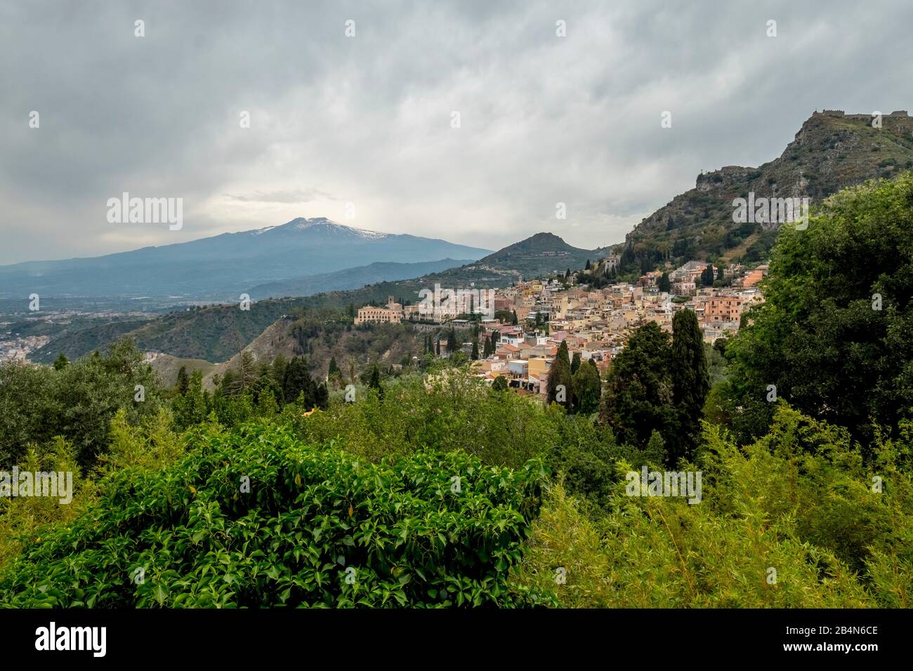 Blick auf Taorminas Stadt mit Blick auf den Ätna, Taorminas, Süditalien, Europa, Sizilien, Italien Stockfoto