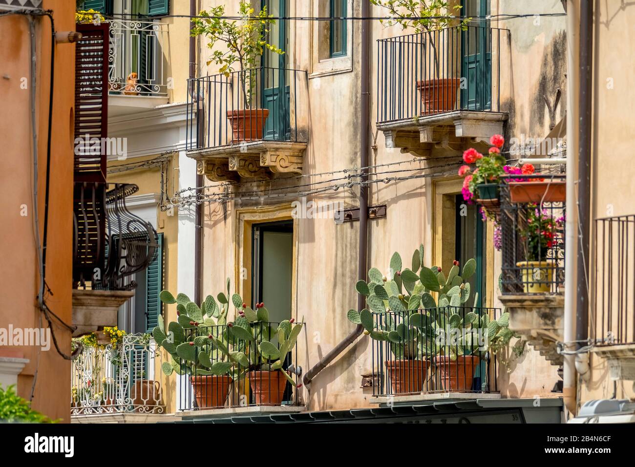 Hausfassaden Idylle mit Blumen und Töpfen, Taormina, Süditalien, Europa, Sizilien, Italien Stockfoto