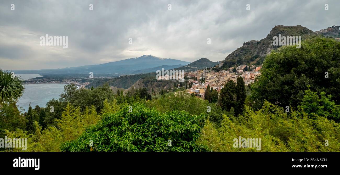 Blick auf Taorminas Stadt mit Blick auf den Ätna, Taorminas, Süditalien, Europa, Sizilien, Italien Stockfoto