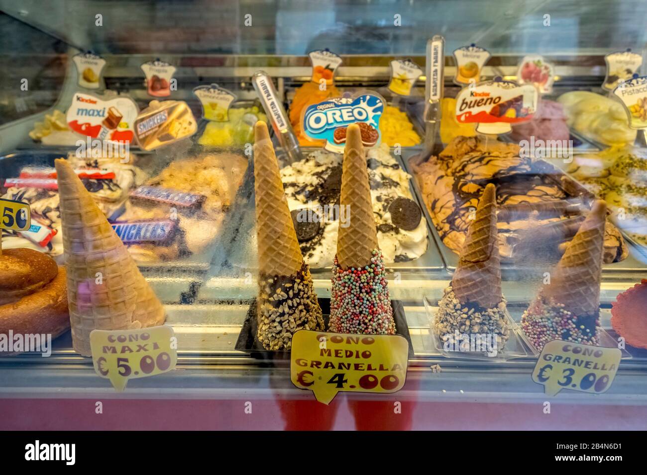 Anzeige von Süßigkeiten und Kuchen, Eisstand, Taormina, Süditalien, Europa, Sizilien, Italien Stockfoto