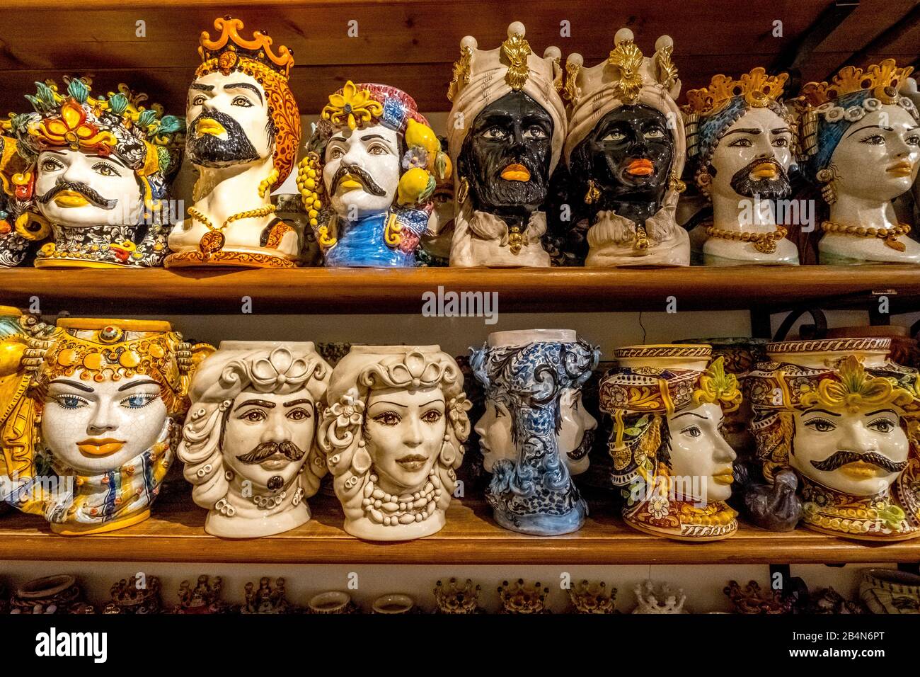Keramikköpfe und Dekorationen, Taormina, Süditalien, Europa, Sizilien, Italien Stockfoto