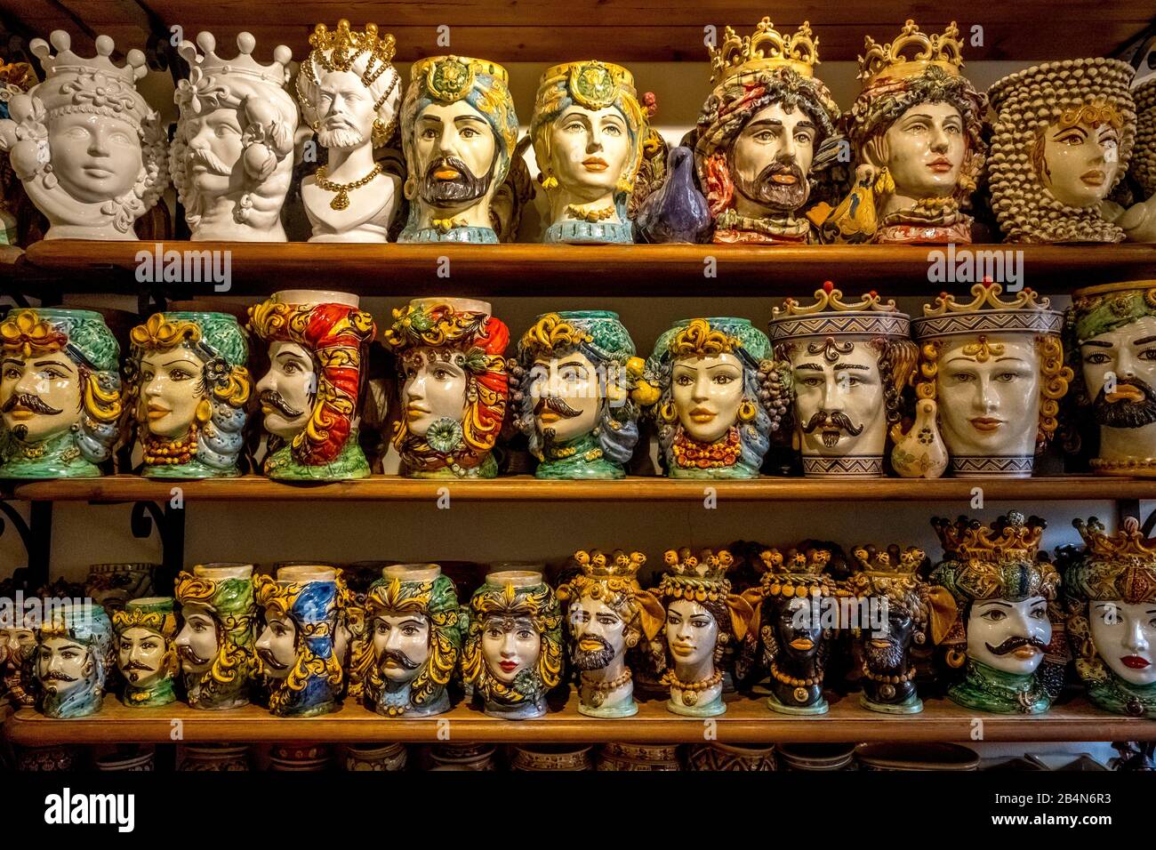 Keramikköpfe und Dekorationen, Taormina, Süditalien, Europa, Sizilien, Italien Stockfoto