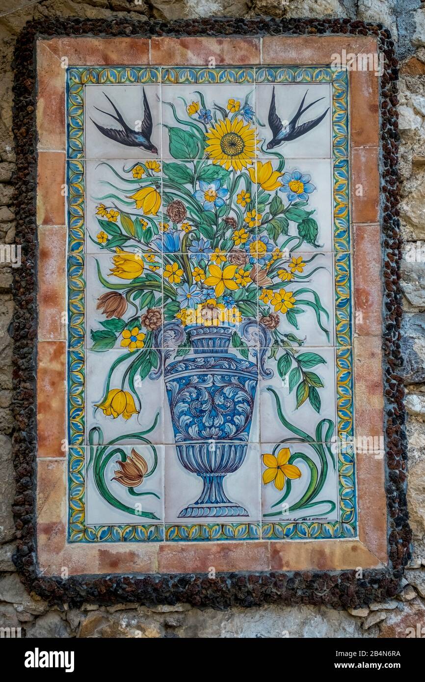Keramikgemälde in Taormina, Süditalien, Europa, Sizilien, Italien Stockfoto
