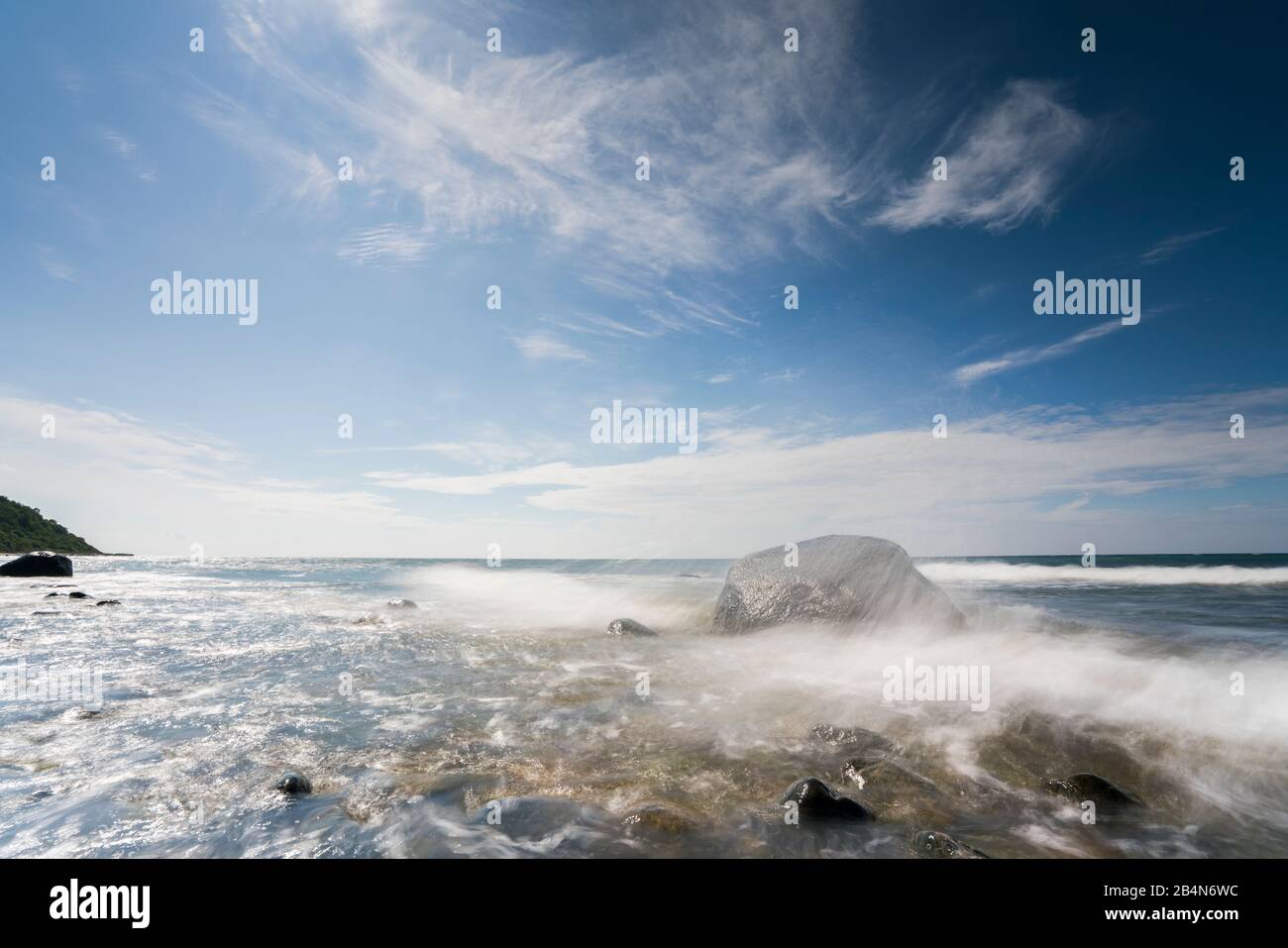 Ostsee am Abend Licht, lange Belichtung, Strand mit Steinen, die vom Wasser gewaschen werden, Sonne und bewegtes Meer am Strand Stockfoto