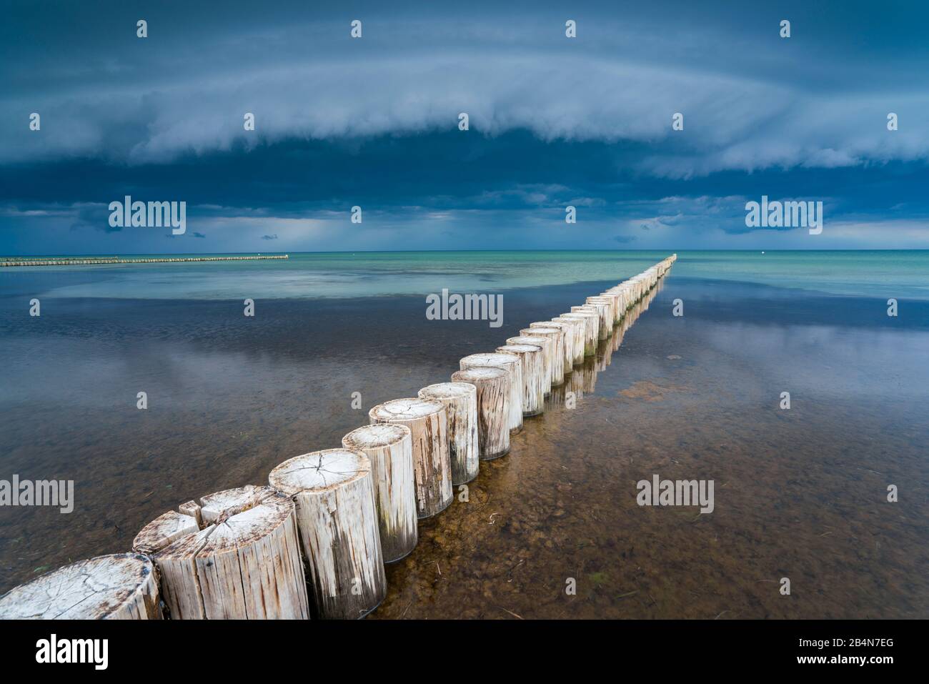 Ostsee im Abendlicht, lange Belichtung, untergehende Sonne, dunkle Wolken, ein Tiefdruckgebiet ist unterwegs Stockfoto