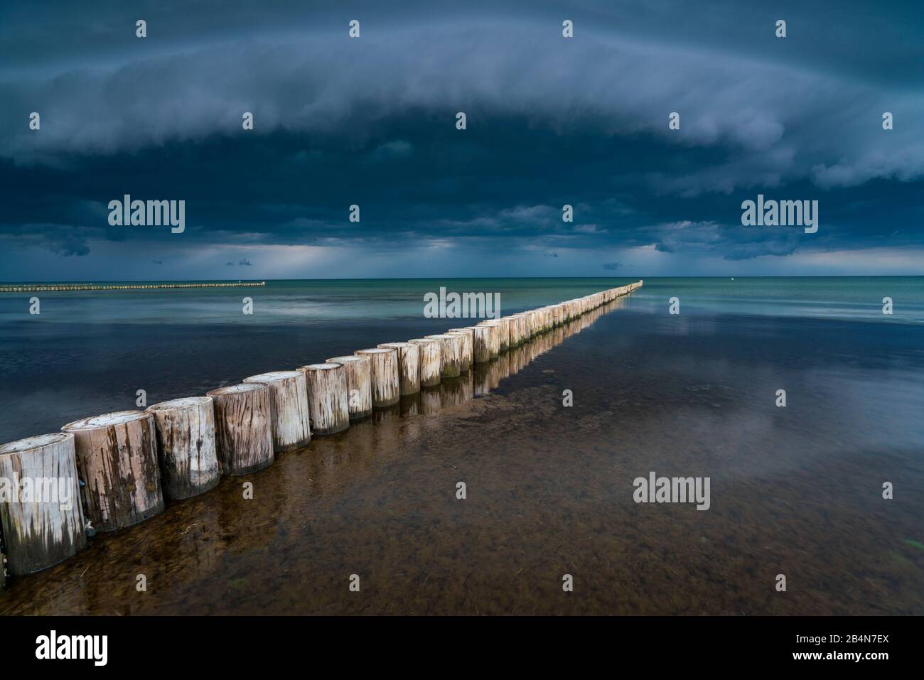Ostsee im Abendlicht, lange Belichtung, untergehende Sonne, dunkle Wolken, ein Tiefdruckgebiet ist unterwegs Stockfoto