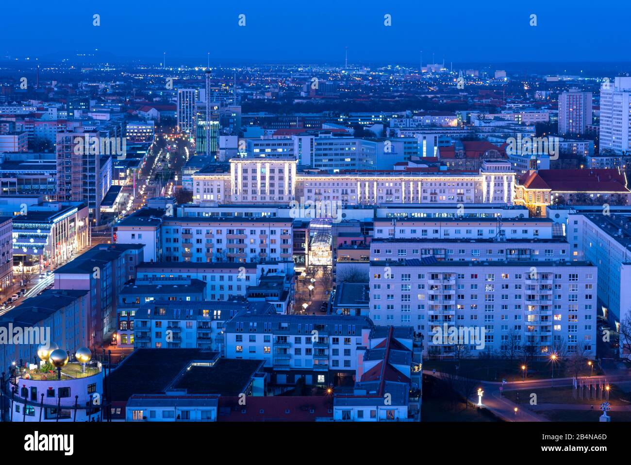 Deutschland, Sachsen-Anhalt, Magdeburg, Blick auf die Innenstadt von Magdeburg mit den 'Stalingebäuden' im Zentrum des Bildes. Stockfoto