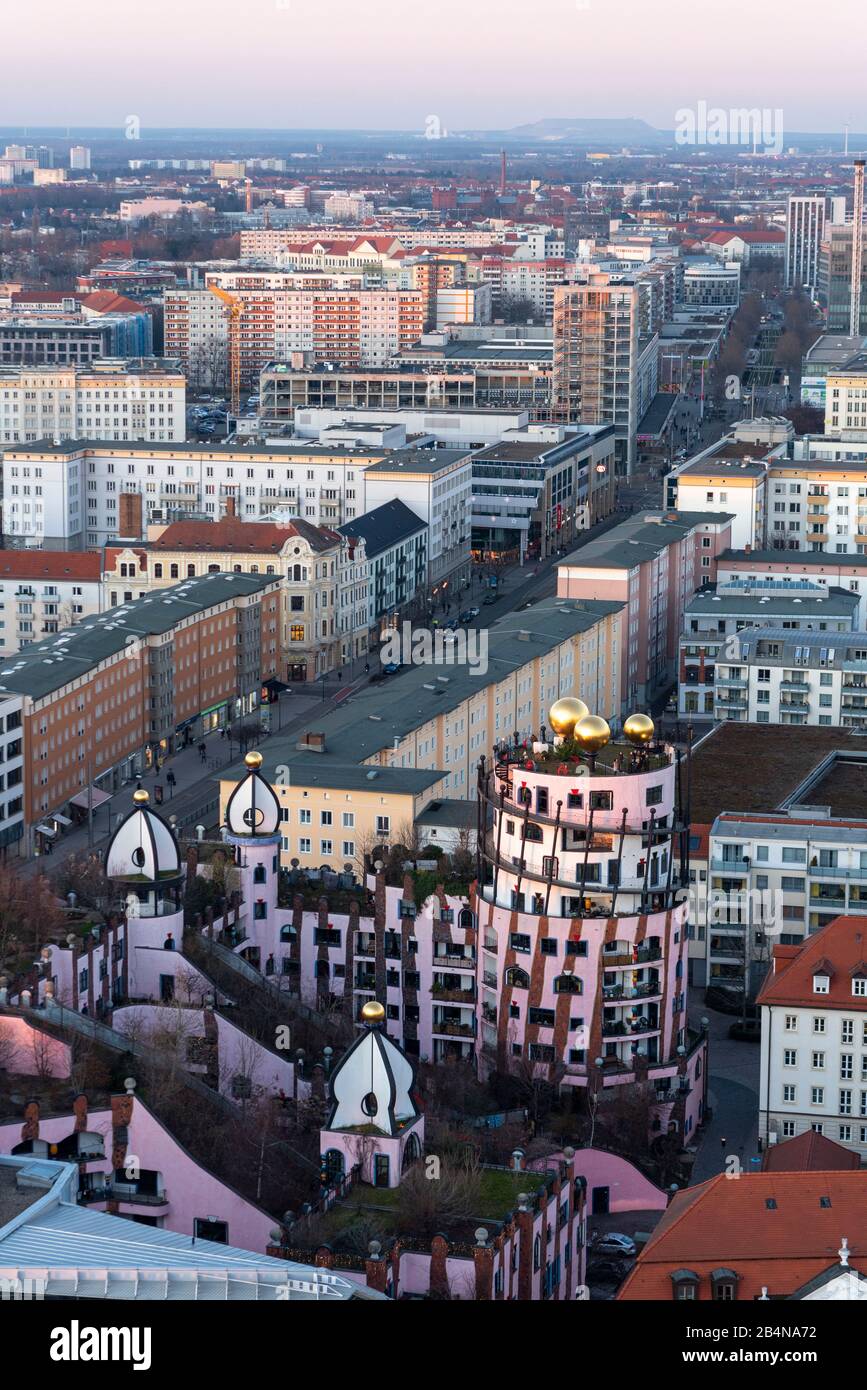 Deutschland, Sachsen-Anhalt, Magdeburg, Blick vom Nordturm des Doms auf die Grüne Zitadelle, letztes großes Gebäude des österreichischen Künstlers Friedensreich Hundertwasser. Stockfoto