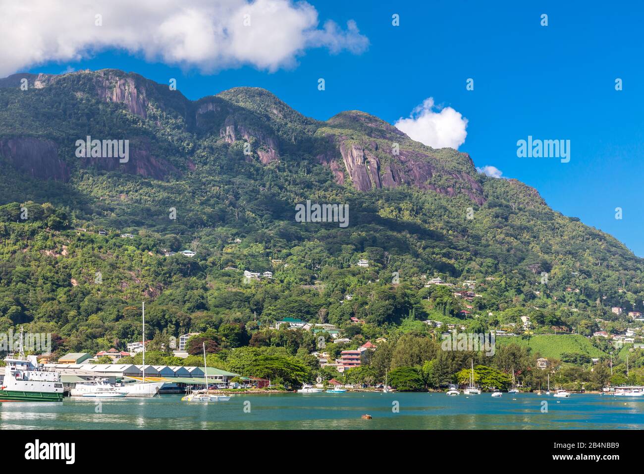 Hafen von Victoria, hinten Morne Seychellois, 914 m, Morne Seychelles National Park, Insel Mahe, Seychellen, Indischer Ozean, Afrika Stockfoto