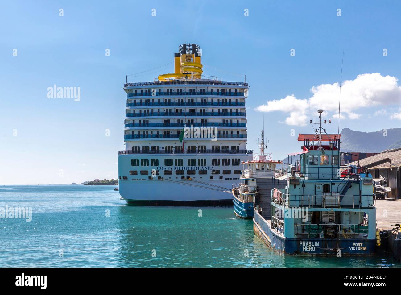 Das Kreuzfahrtschiff Costa Mediterranea im Hafen von Victoria, Insel Mahe, Seychellen, Indischer Ozean, Afrika Stockfoto