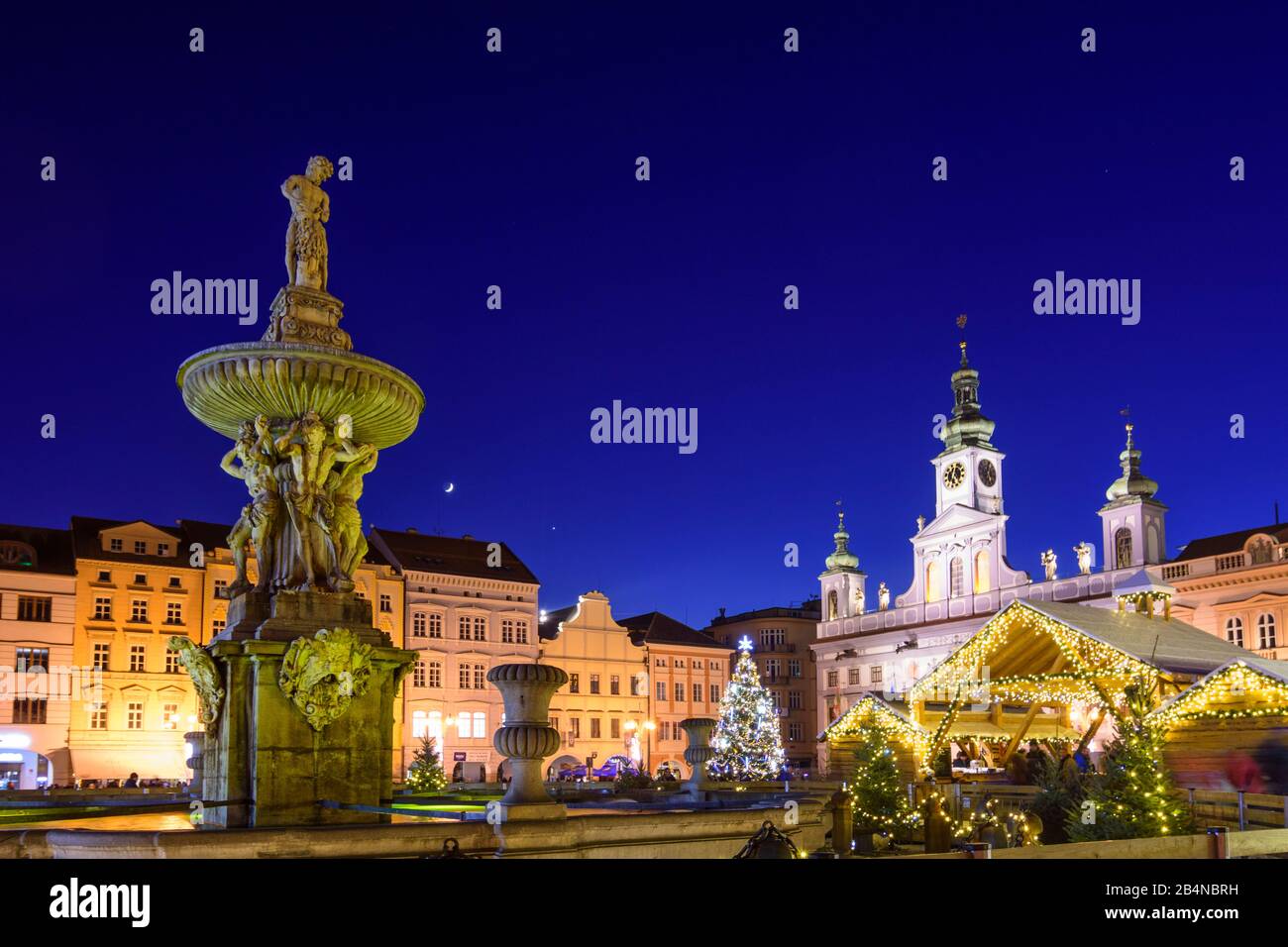 Ceske Budejovice (Budweis), Hauptplatz, Samson-Brunnen, Rathaus, Weihnachtsmarkt, Schlittschuhbahn in Jihocesky, Südböhmen, Tschechien Stockfoto