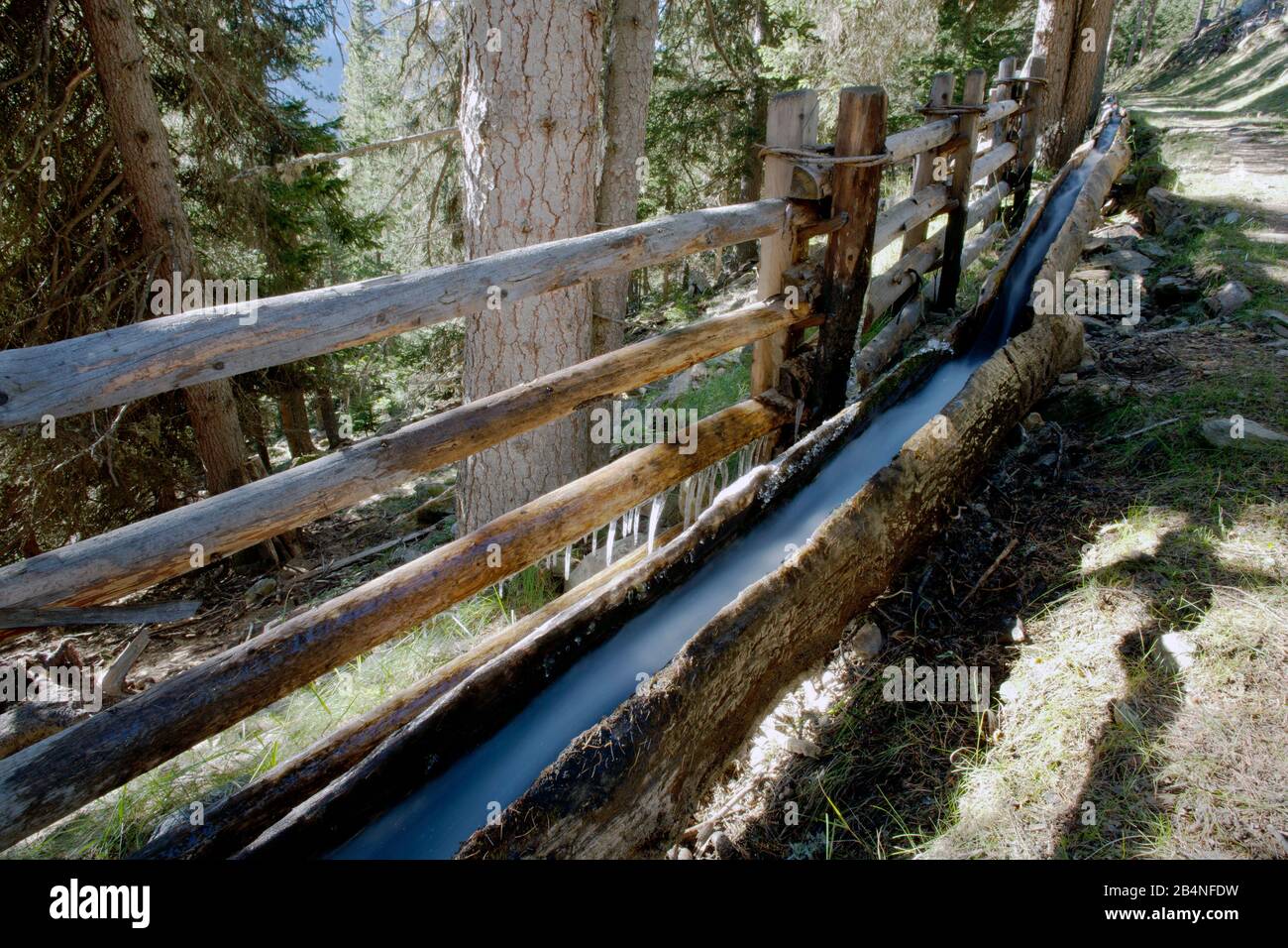 Wasserleitungen, "Koundl", versorgen die abgelegenen Berghöfe mit Süßwasser. Martelltal, Südtirol. Stockfoto