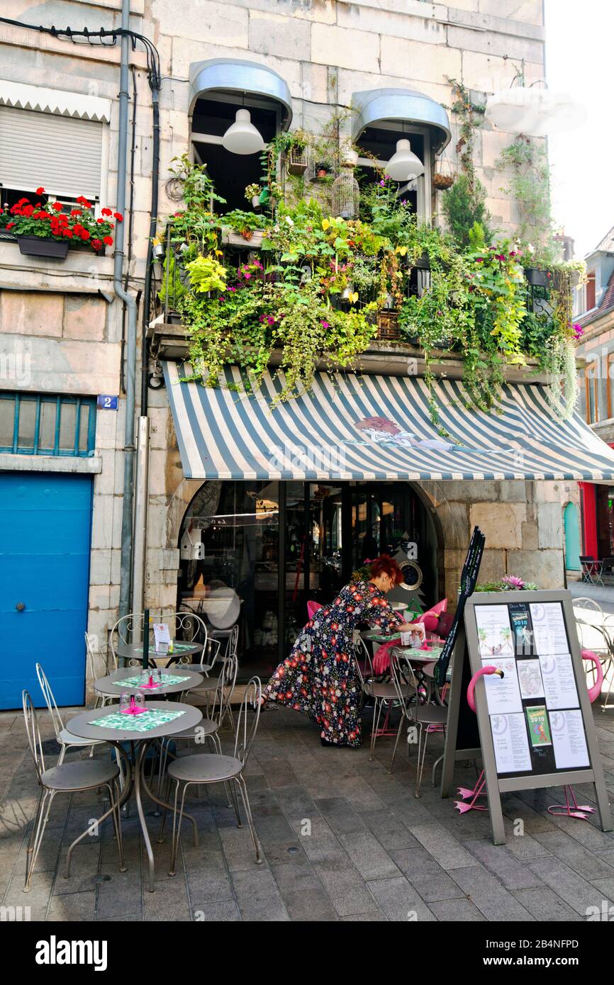 Madame bereitet den Tisch für ihre Gäste im Straßencafé vor. Besançon ist eine Stadt in Ostfrankreich. Departement Doubs. Stockfoto