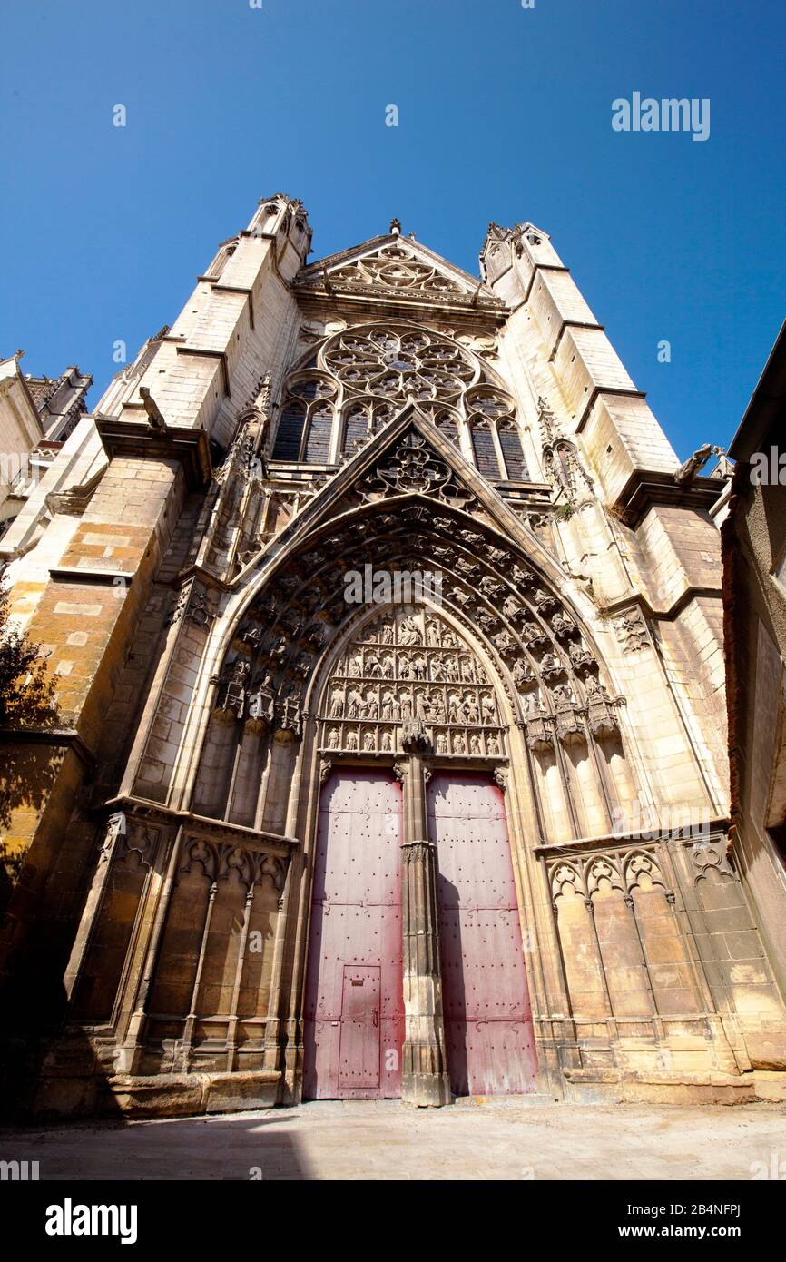 Kathedrale Saint-Etienne von Auxerre. Auxerre ist die Hauptstadt des französischen Departements Yonne in der Region Bourgogne-Franche-Comté. Stockfoto