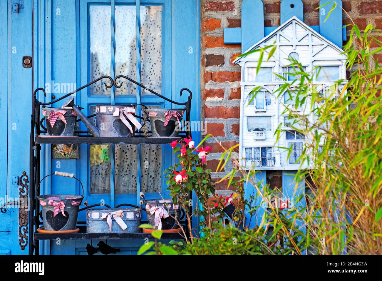 Ungewöhnliches buntes Ambiente im Landhaus in Beaumont-en-Auge. Departement Calvados in der Region Normandie Stockfoto