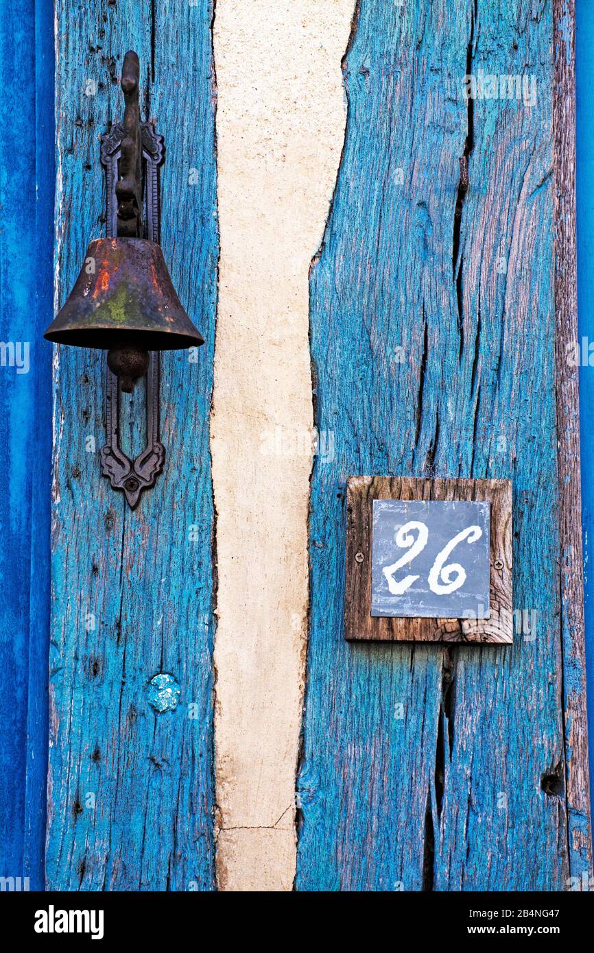 Blaue Objekte gehören zu den beliebten Fotomotiven in Beaumont-en-Auge. Departement Calvados in der Region Normandie. Stockfoto
