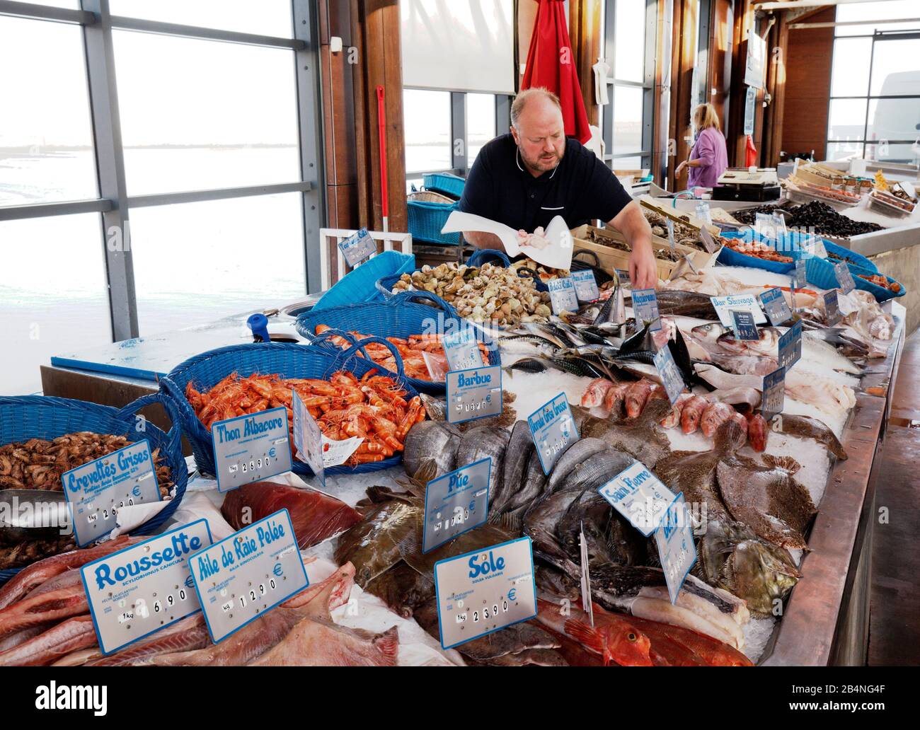 Fischmarkt in Port-en-Bessin-Huppain. Eine französische Gemeinde mit Hafen in Calvados in der Region Normandie. Stockfoto