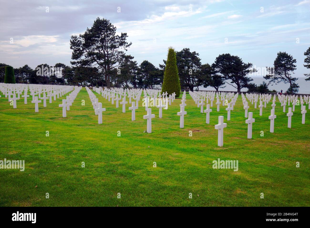 Der amerikanische Militärfriedhof Saint-Laurent am Omaha Beach in der Normandie bei Colleville-sur-Mer. 9238 weiße Marmorkreuze sind stumme Erinnerungen auf einem immergrünen Teppich. Stockfoto