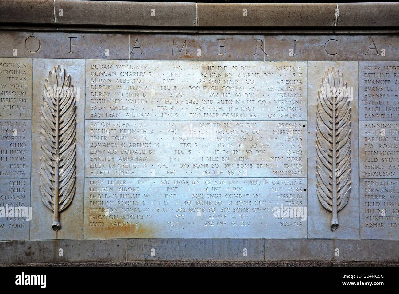 Der amerikanische Militärfriedhof Saint-Laurent am Omaha Beach in der Normandie bei Colleville-sur-Mer. Details aus dem Garten der Vermissten. Hier sind die Namen von 1557 vermissten Soldaten eingraviert Stockfoto