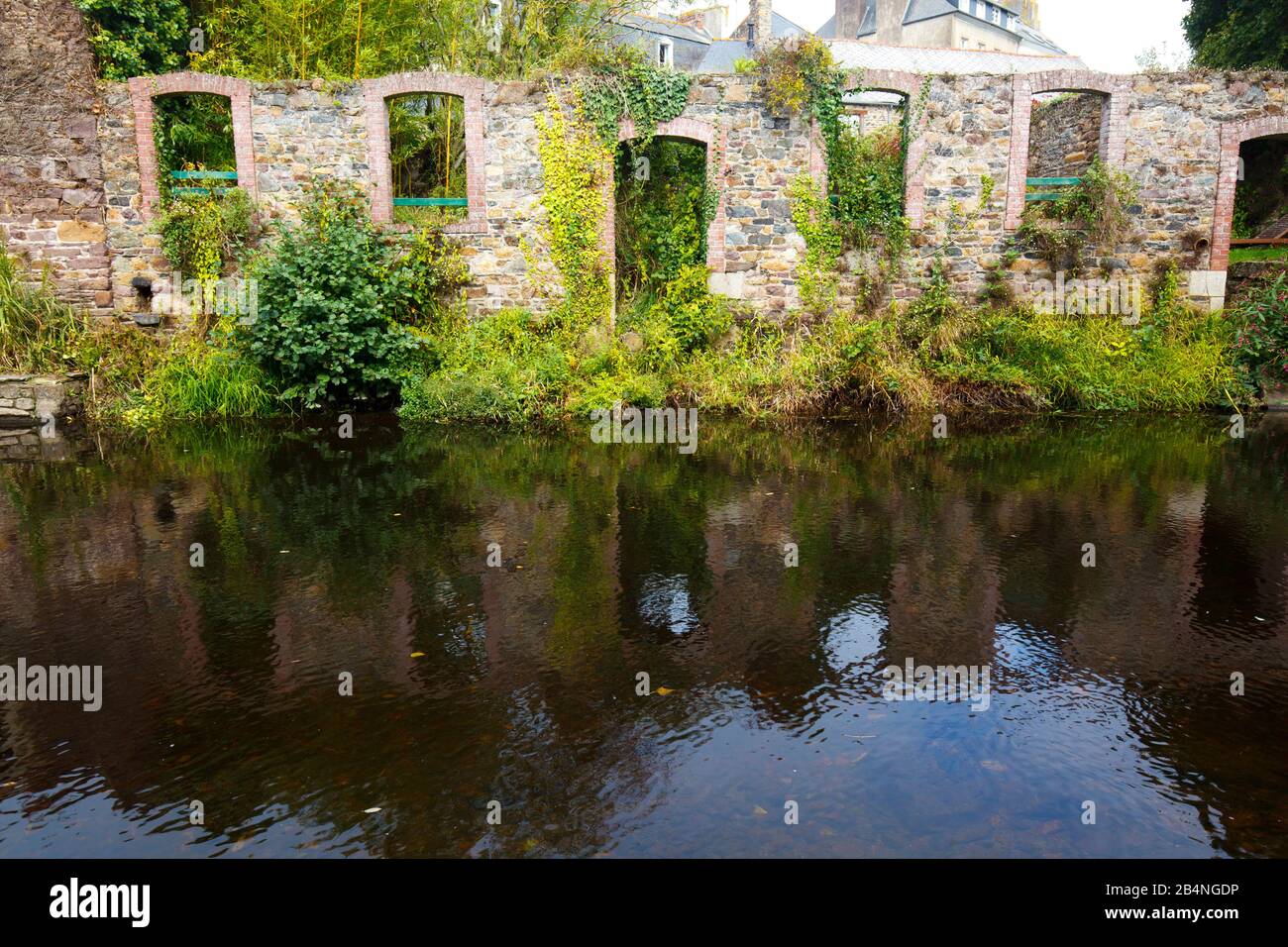 Trockene Steinmauer am Fluss mit Tür- und Fensterhöhlen. Pontrieux ist eine Gemeinde in der Region Bretagne im Département Côtes-d'Armor im Kanton Bégard. Er liegt am Ufer des Flusses Trieux Stockfoto