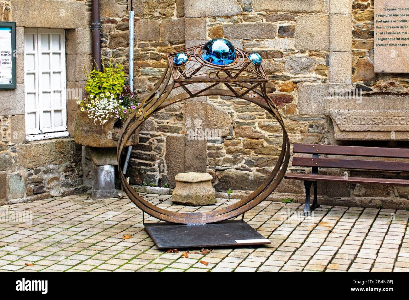 Ein großer Ring (Titel) des Künstlers Jean Divry. Tréguier ist eine Gemeinde im Département Côtes-d'Armor in der Bretagne; Tréguier ist die historische Hauptstadt des Trégor. Stockfoto