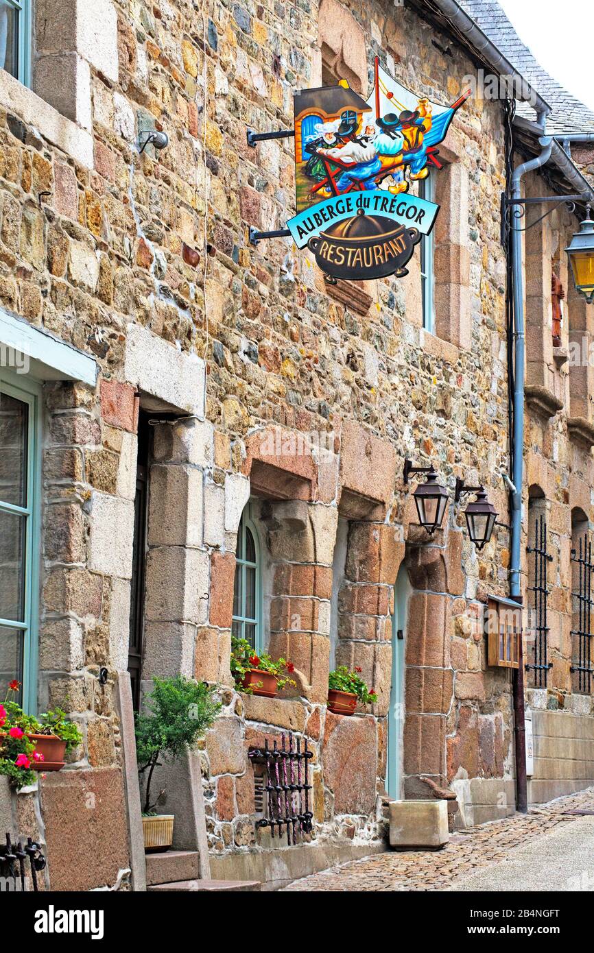 Mittelalterliche Steinhäuser mit auffälligen Nasenschildern prägen die historische Altstadt. Tréguier ist eine Gemeinde im Département Côtes-d'Armor in der Bretagne; Tréguier ist die historische Hauptstadt des Trégor. Stockfoto