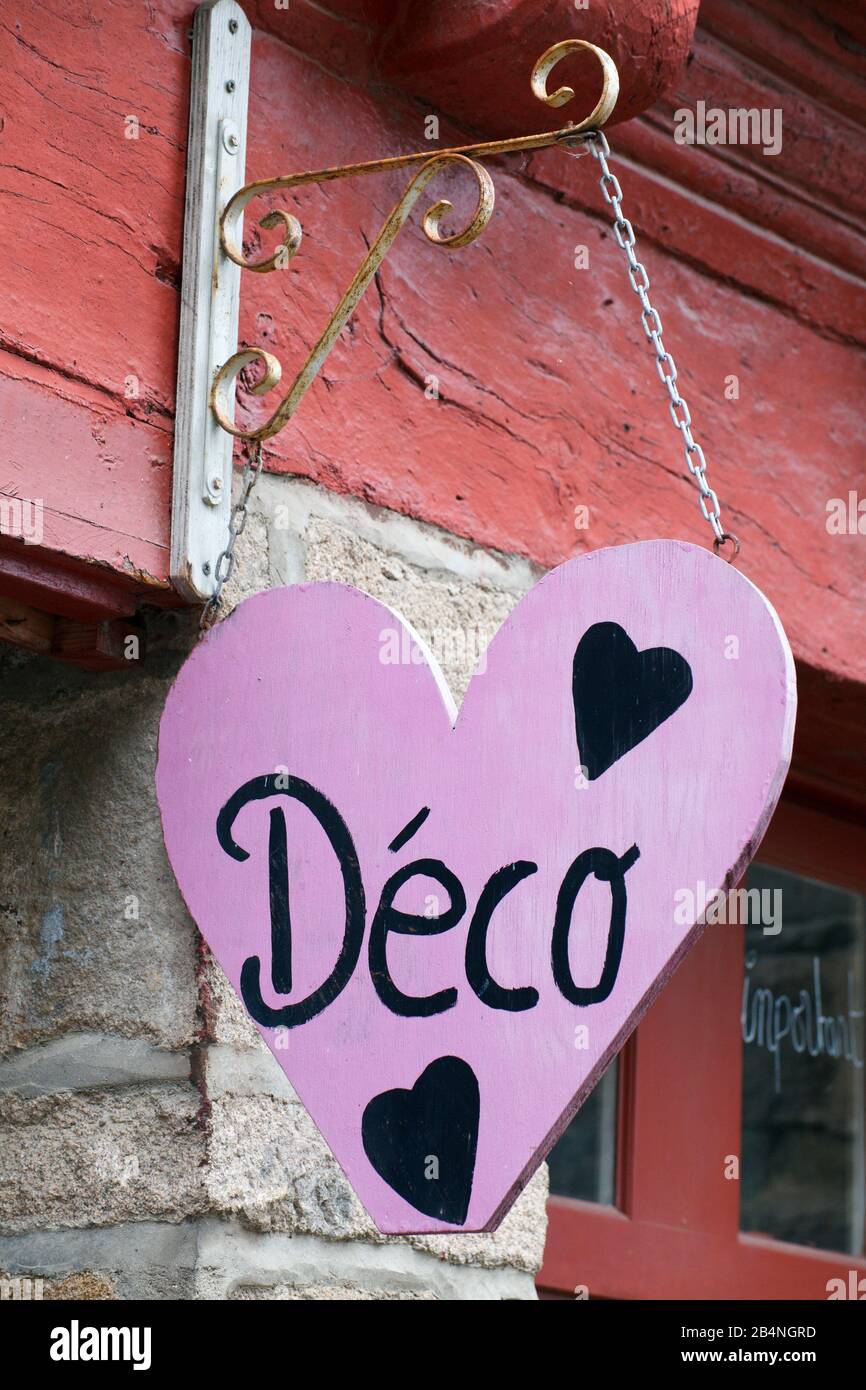 Wooden Heart Tréguier ist eine französische Stadt im Departement Côtes-d'Armor in der Bretagne als Werbung und Zeichen des "Deco". Tréguier ist die historische Hauptstadt des Trégor. Stockfoto