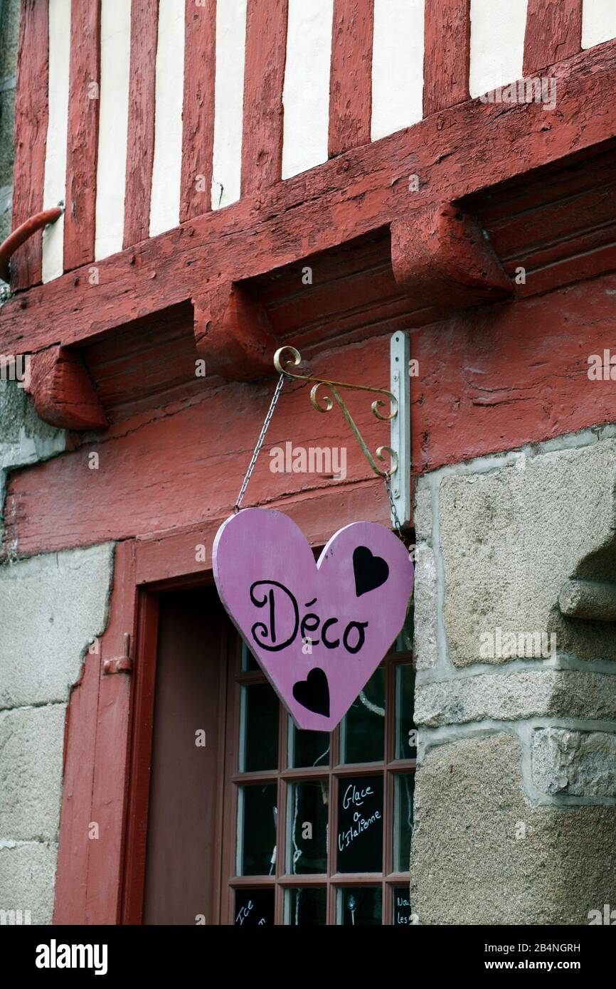 Wooden Heart Tréguier ist eine französische Stadt im Departement Côtes-d'Armor in der Bretagne als Werbung und Zeichen des "Deco". Tréguier ist die historische Hauptstadt des Trégor. Stockfoto