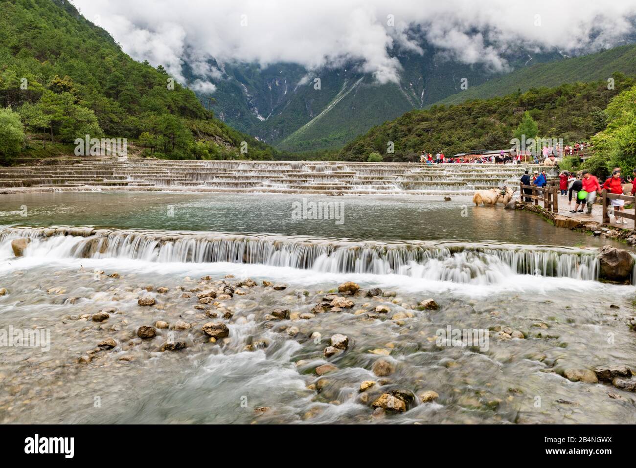 Lange Aufnahme eines von mehreren smaragdfarbenen Wasserfällen im Blue Moon Valley am Fuß des Jade Dragon Snow Mnt (Yulong Xue Shan) in Lijiang, Yunnan Stockfoto